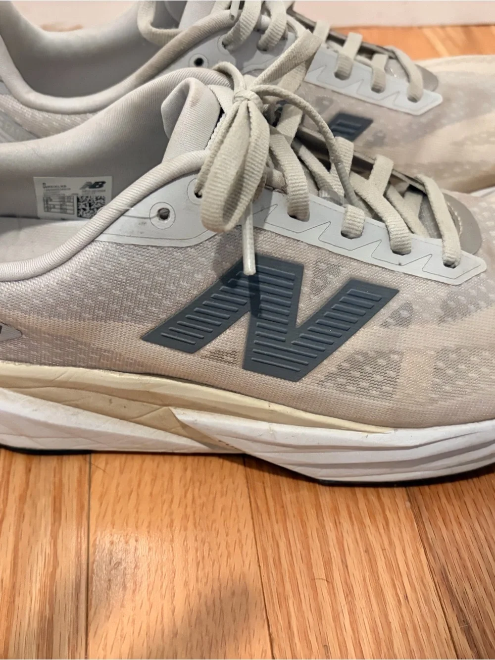 New Balance women’s fuel cell Light Gray/white Running Shoes